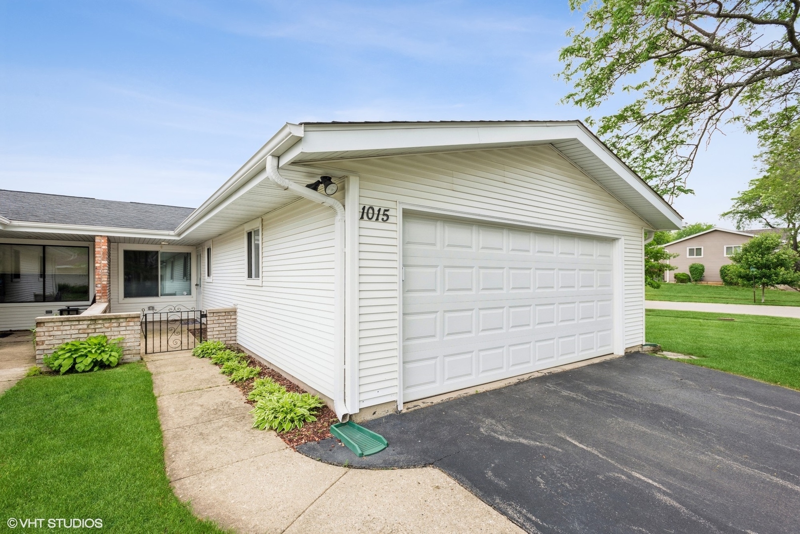 Property Photo:  1015 Westfield Lane  IL 60193 