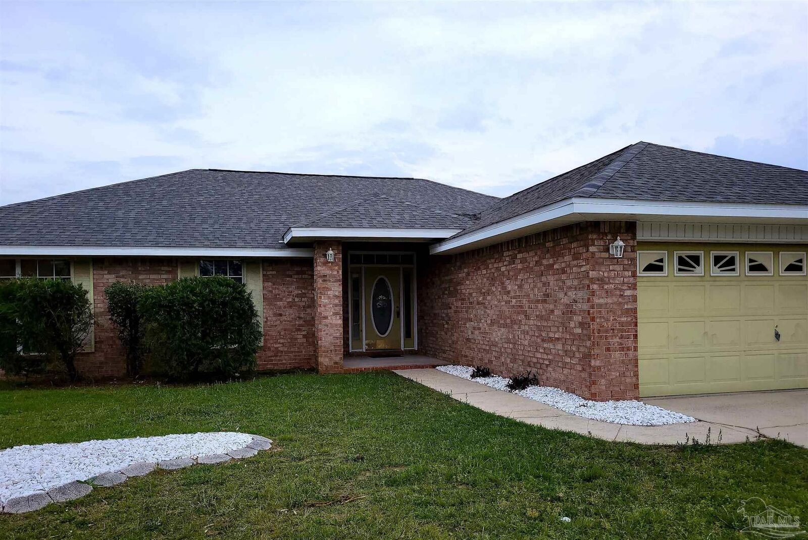 Property Photo: 5009 Choctaw Ave FL 32507