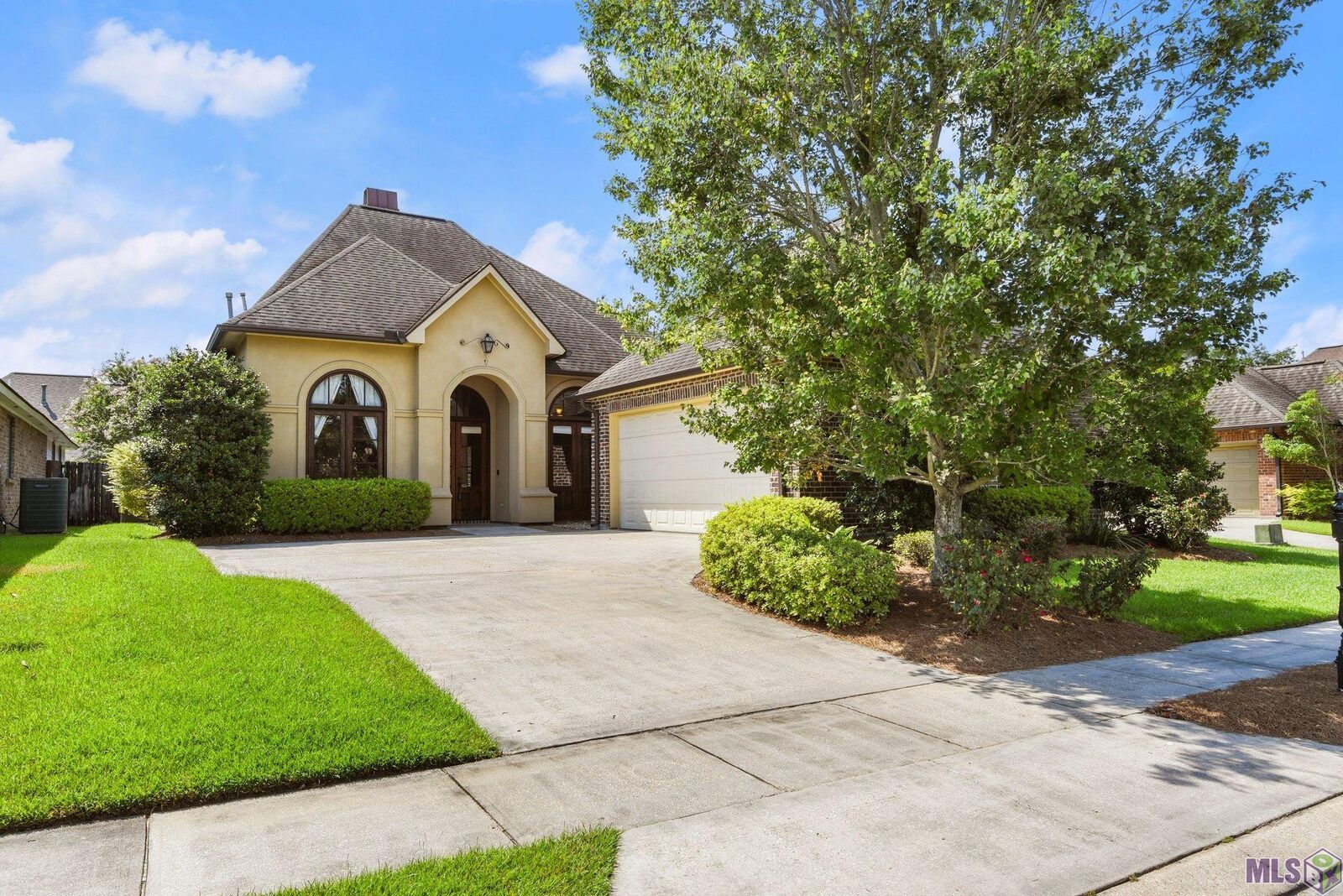 Property Photo: 8873 Foxgate Dr LA 70809