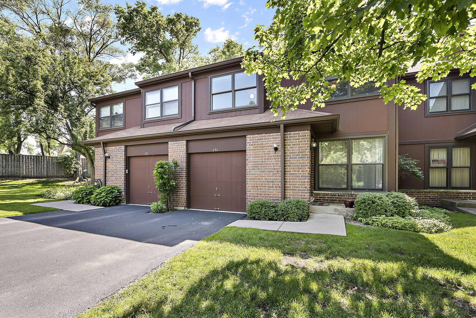 Property Photo:  292 Kingswood Lane  IL 60090 