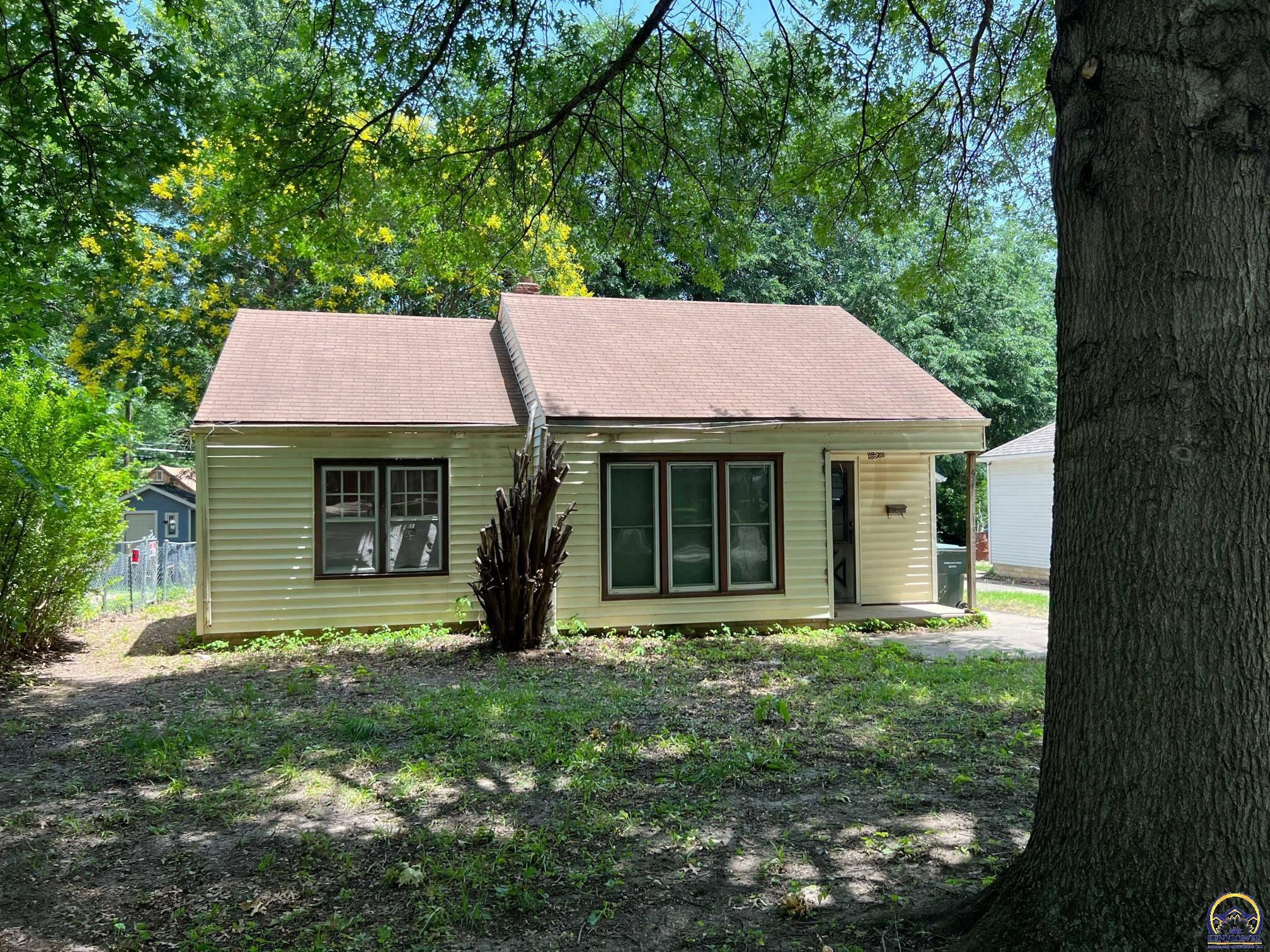 Property Photo:  824 SW Orleans St  KS 66606 