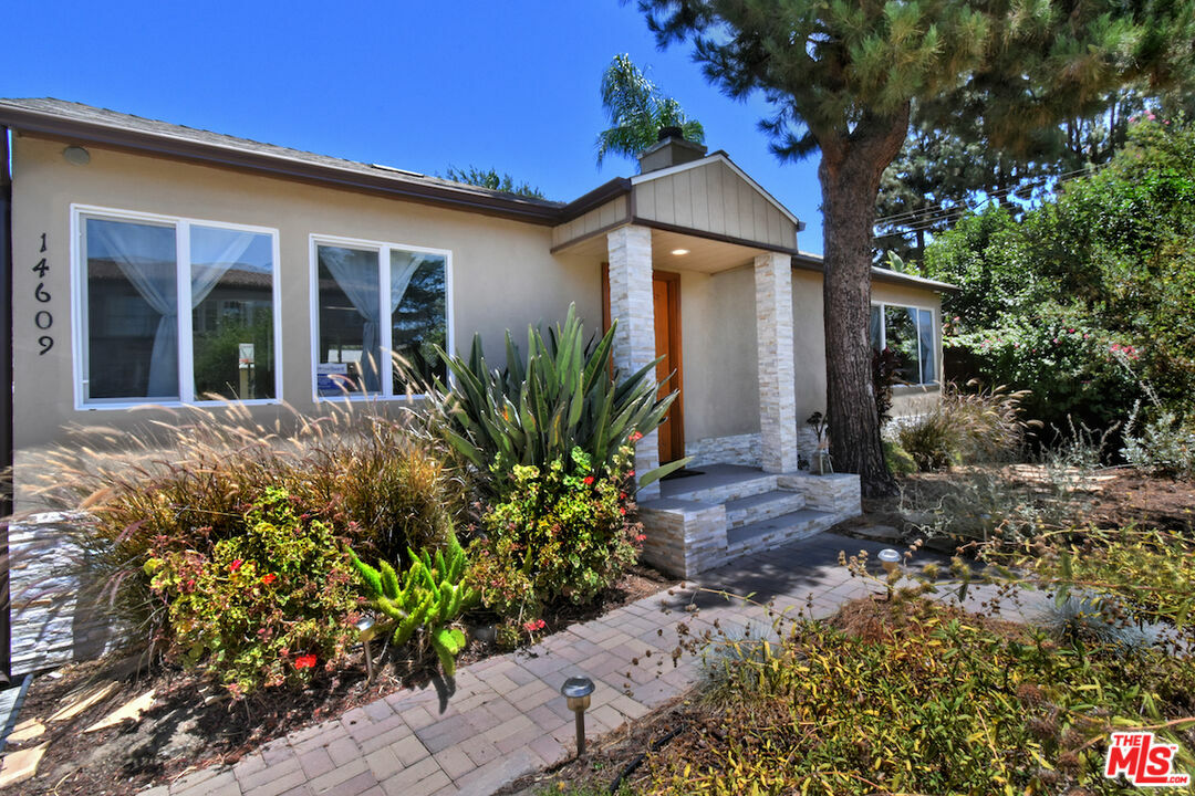 Property Photo:  14609   Albers St  CA 91411 