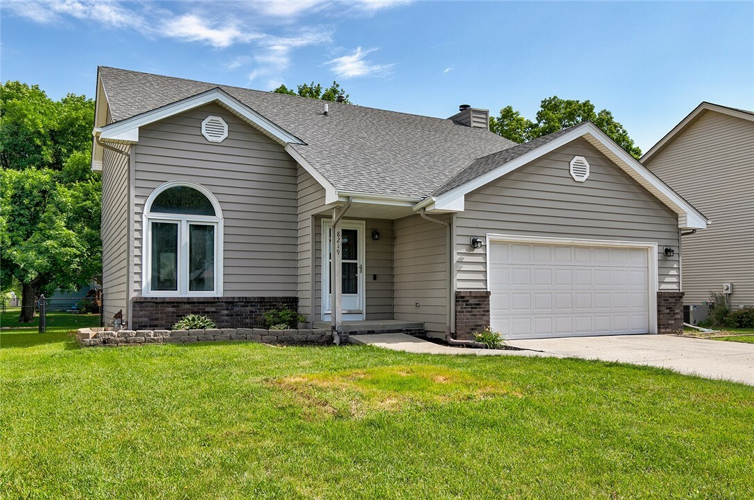 8219 Plum Drive  Urbandale IA 50322 photo