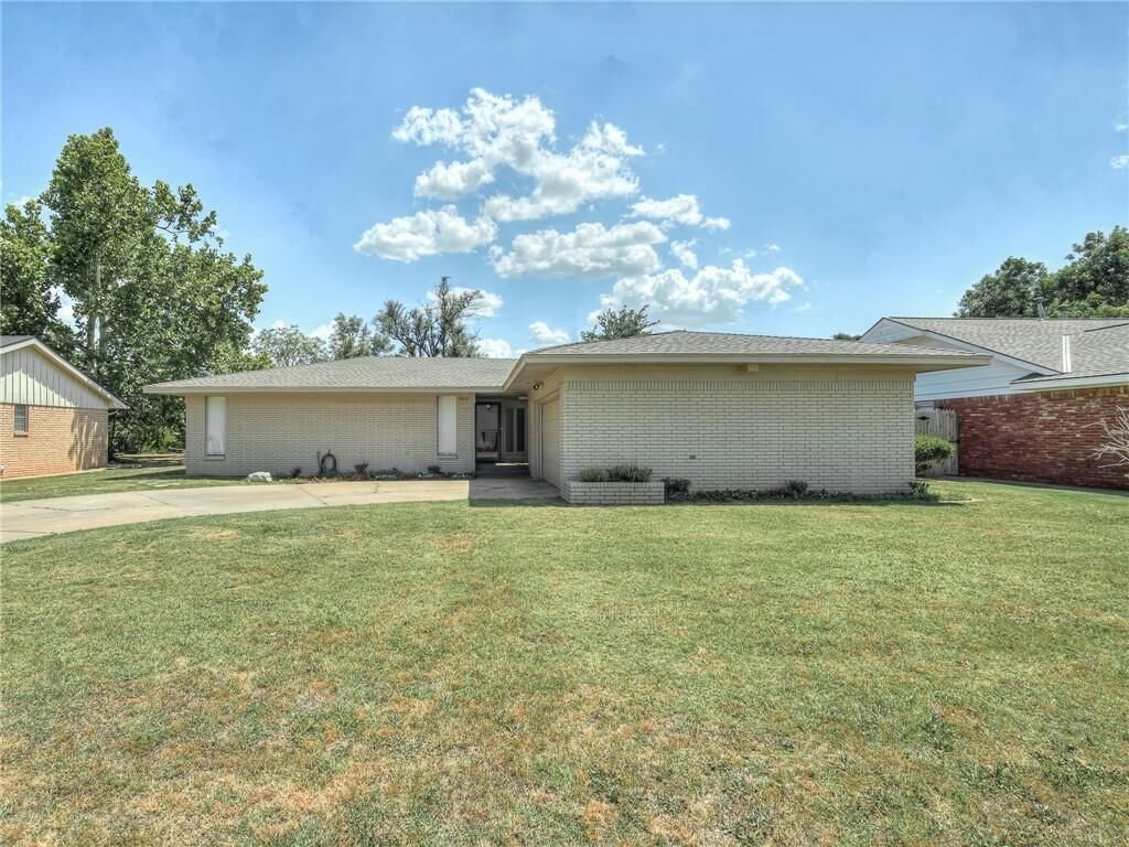 Property Photo: 2812 Camelot Drive OK 73120