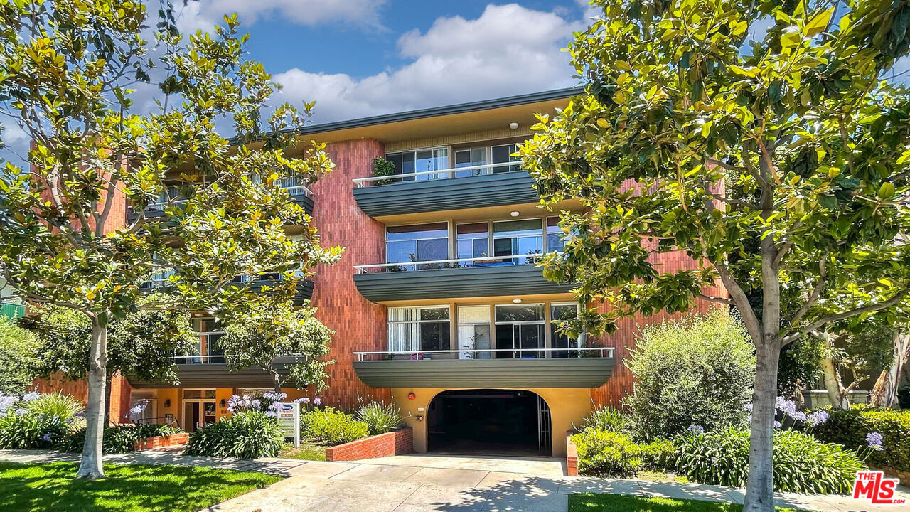 Property Photo: 818 S Gretna Green Way 105 CA 90049