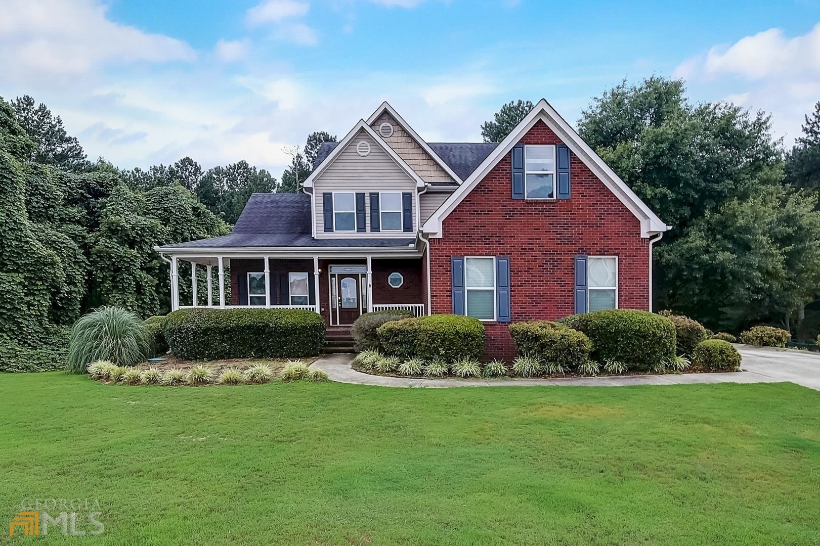 Property Photo:  1400 Waterford Court  GA 30052 