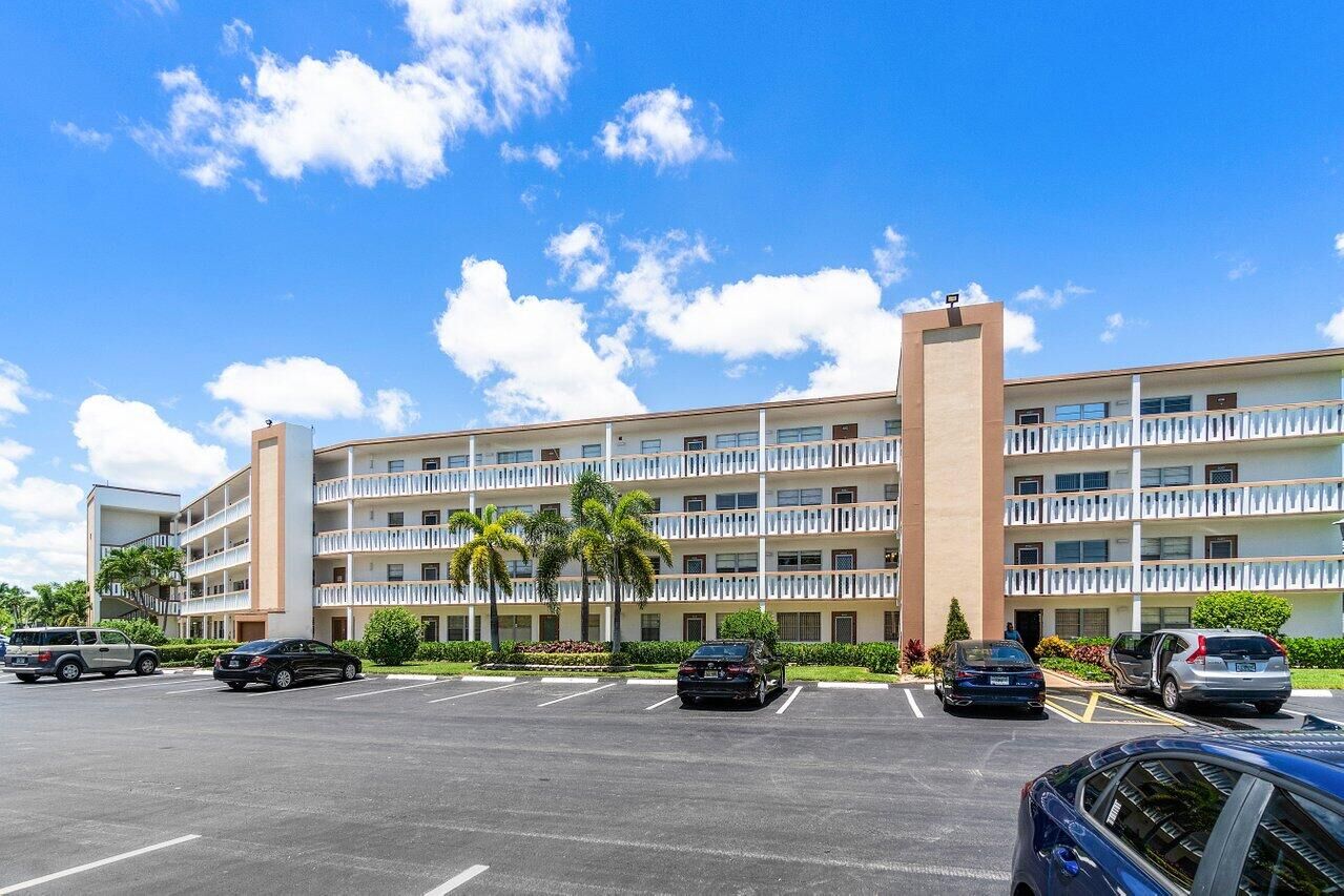 Property Photo: 2083 Cornwall E FL 33434