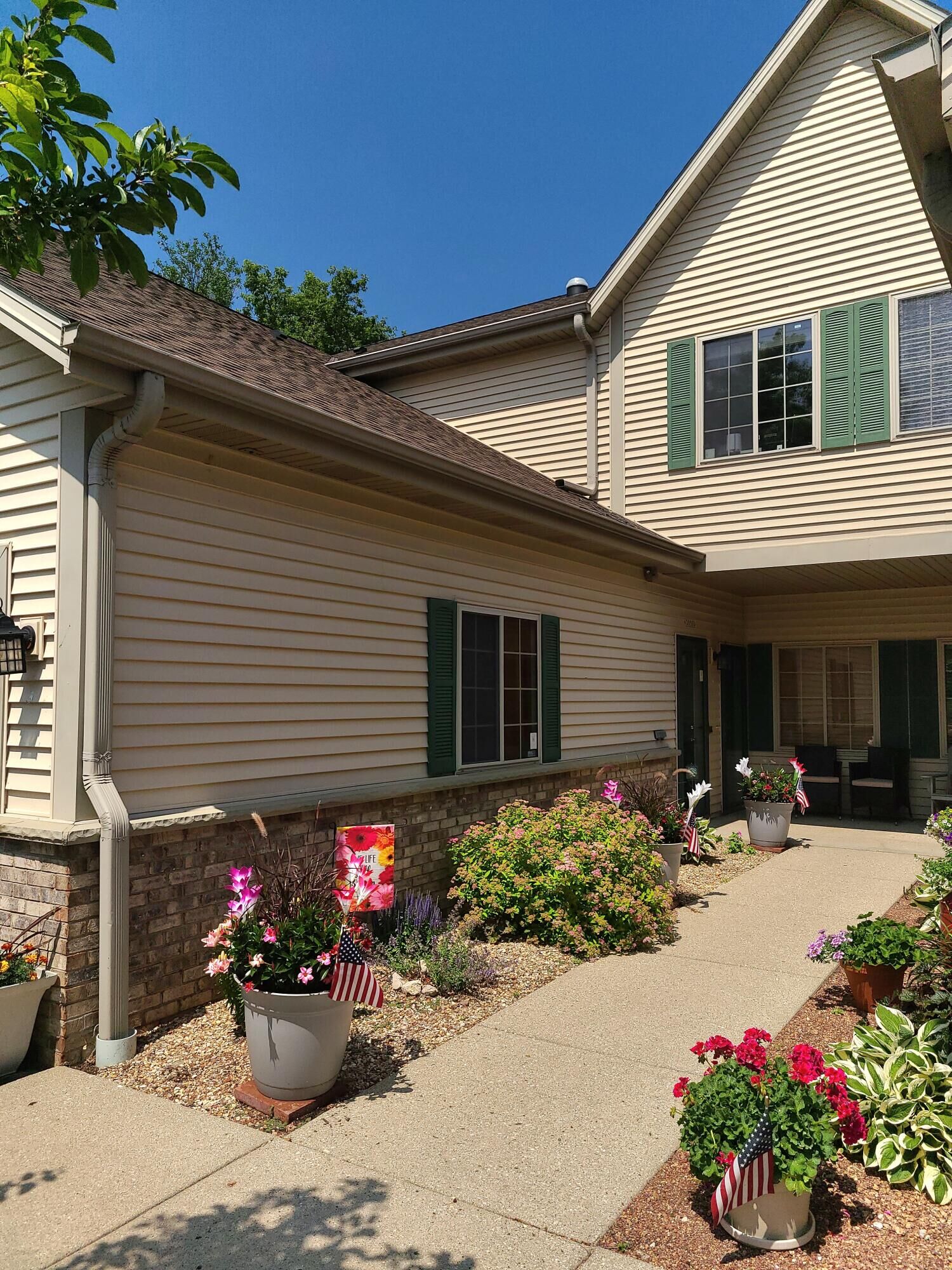 Property Photo:  2050 Pine Ridge Ct  WI 53024 