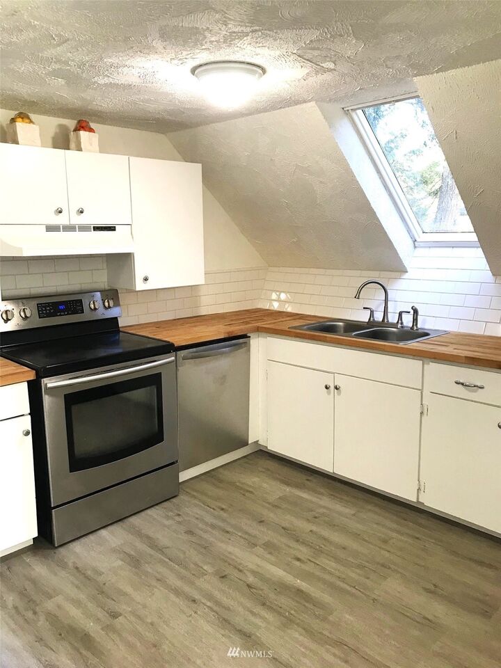 Property Photo:  660 Sollecks Avenue SE  WA 98569 