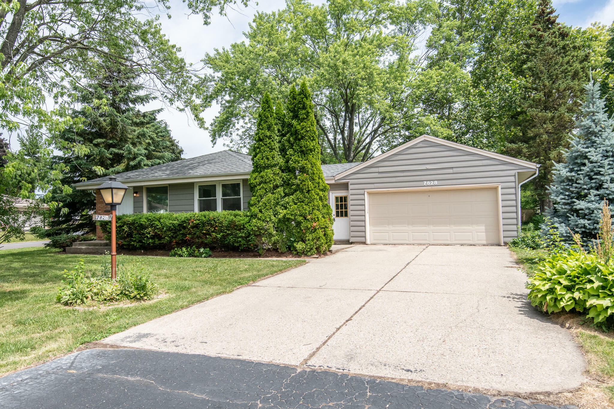 Property Photo: 7828 N Fairway Pl WI 53223