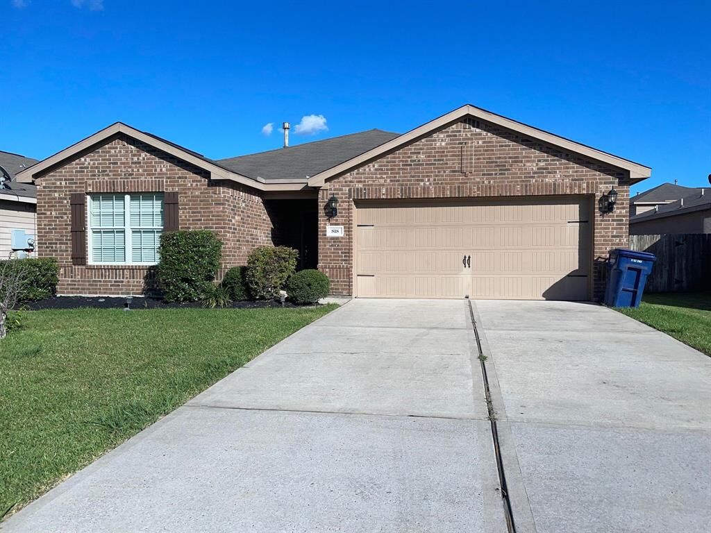 Property Photo:  818 Paradise Road  TX 77521 