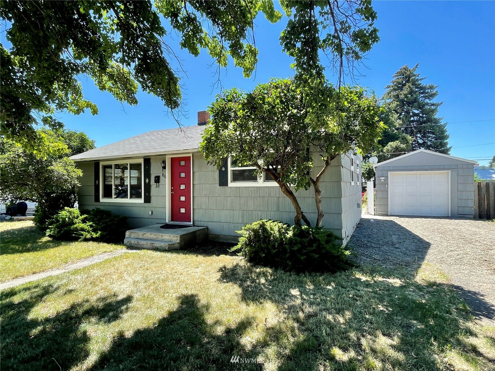 Property Photo:  808 E Seattle Avenue  WA 98926 