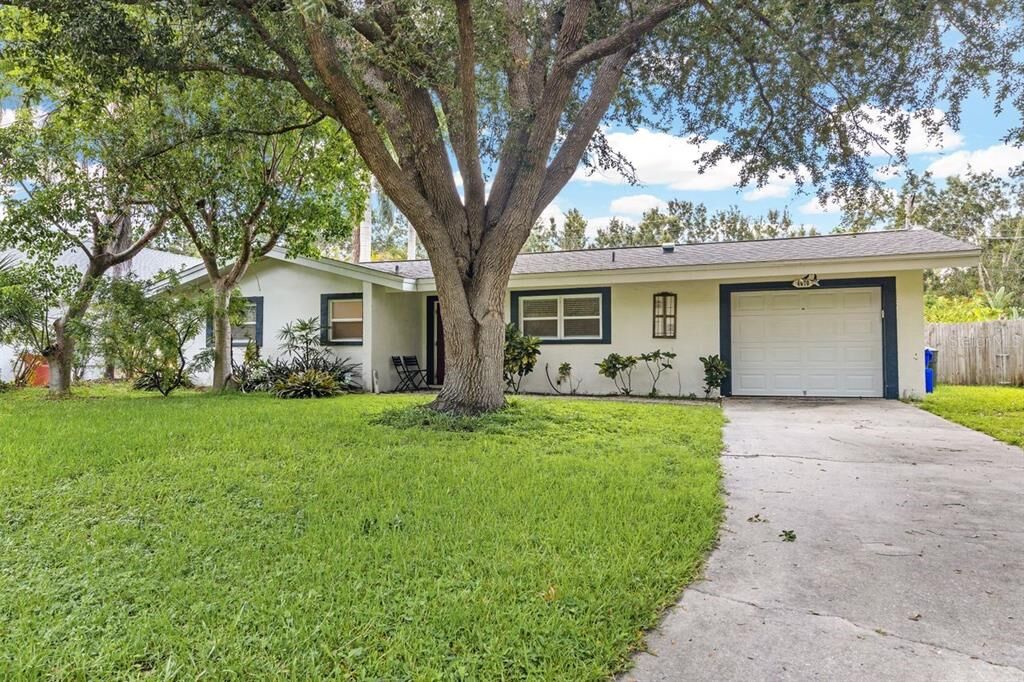 Property Photo:  4670 Siesta Circle  FL 33901 
