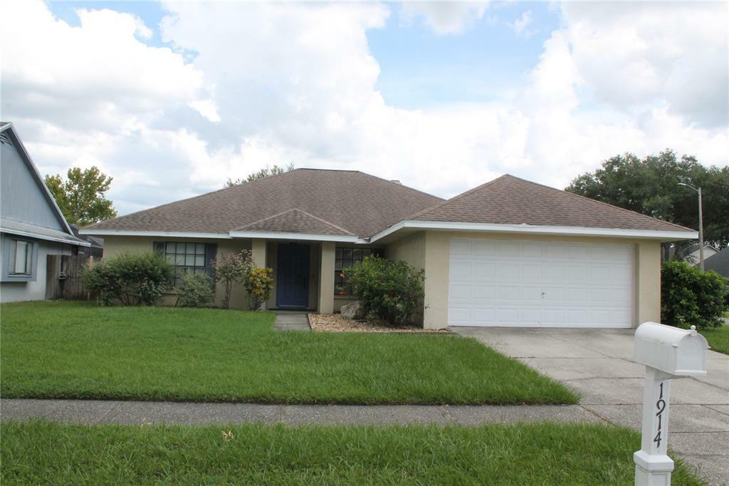 Property Photo:  1914 Blue Sage Court  FL 33511 