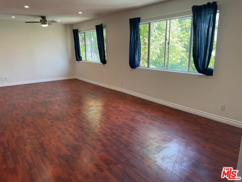 Property Photo: 18601 Collins St D31 CA 91356