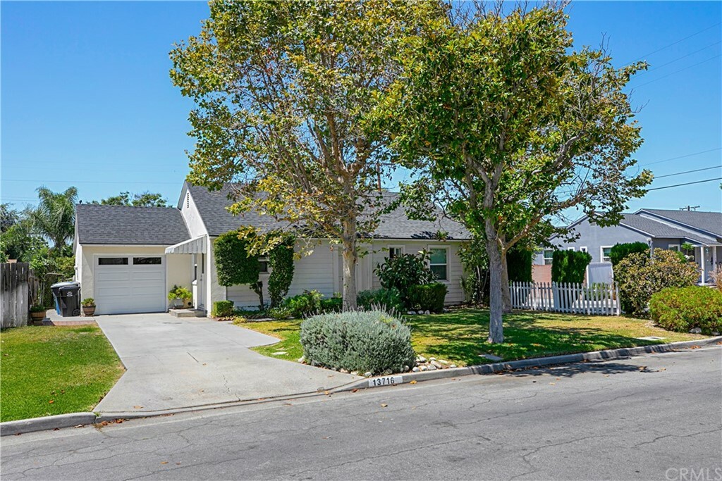 Property Photo:  13716 Oak Street  CA 90605 