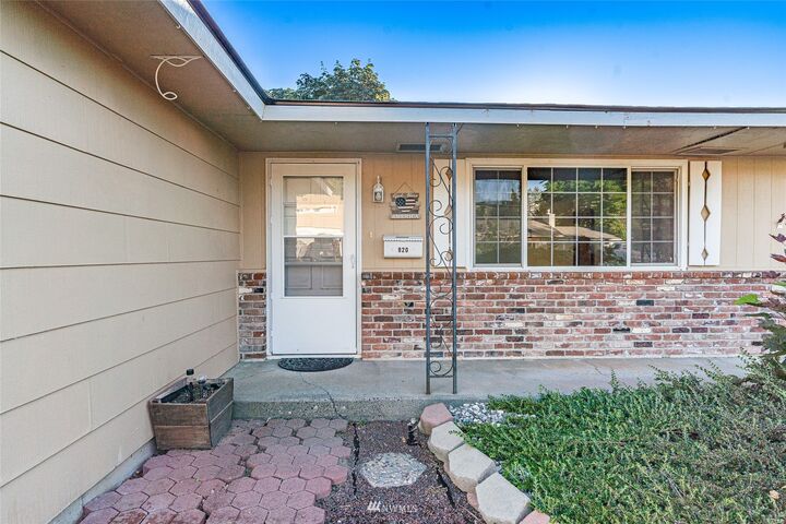 Property Photo: 920 S Garden Drive WA 98837