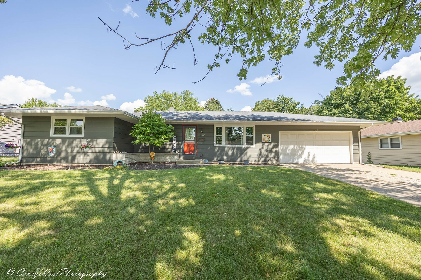 Property Photo:  1622 Margaret Lane  IL 60115 