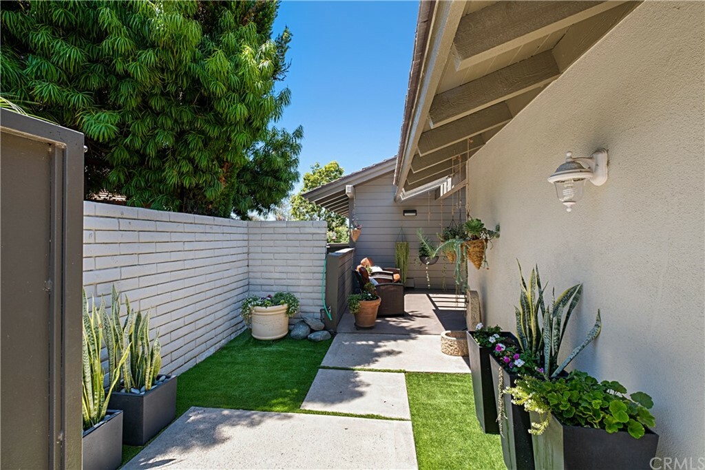 Property Photo:  47 Montanas Este 22  CA 92612 