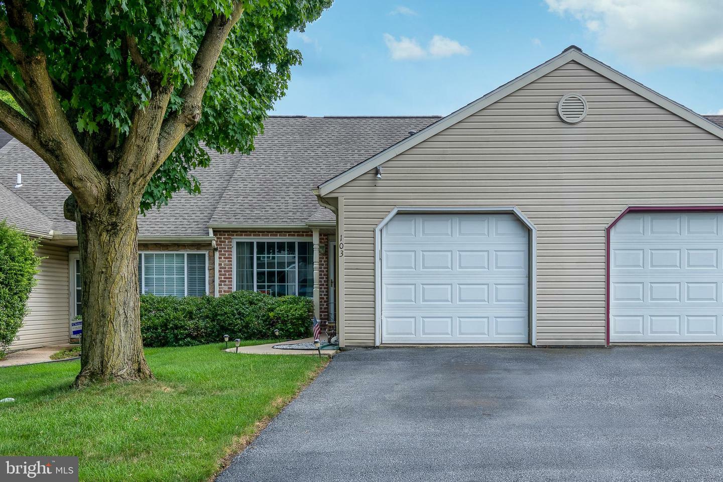 Property Photo:  103 Parklawn Court  PA 17601 