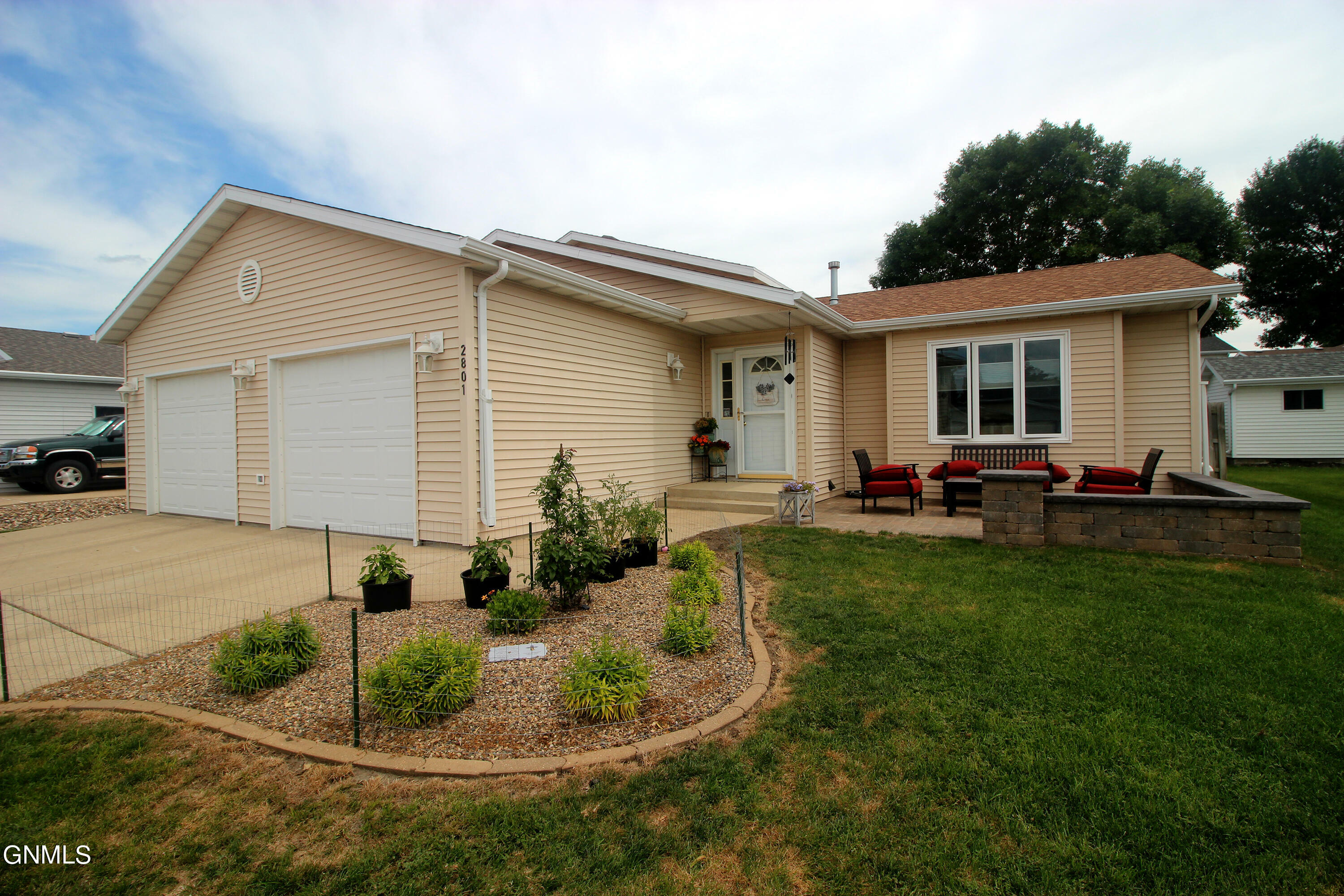 Property Photo:  2801 Lexington Drive  ND 58503 