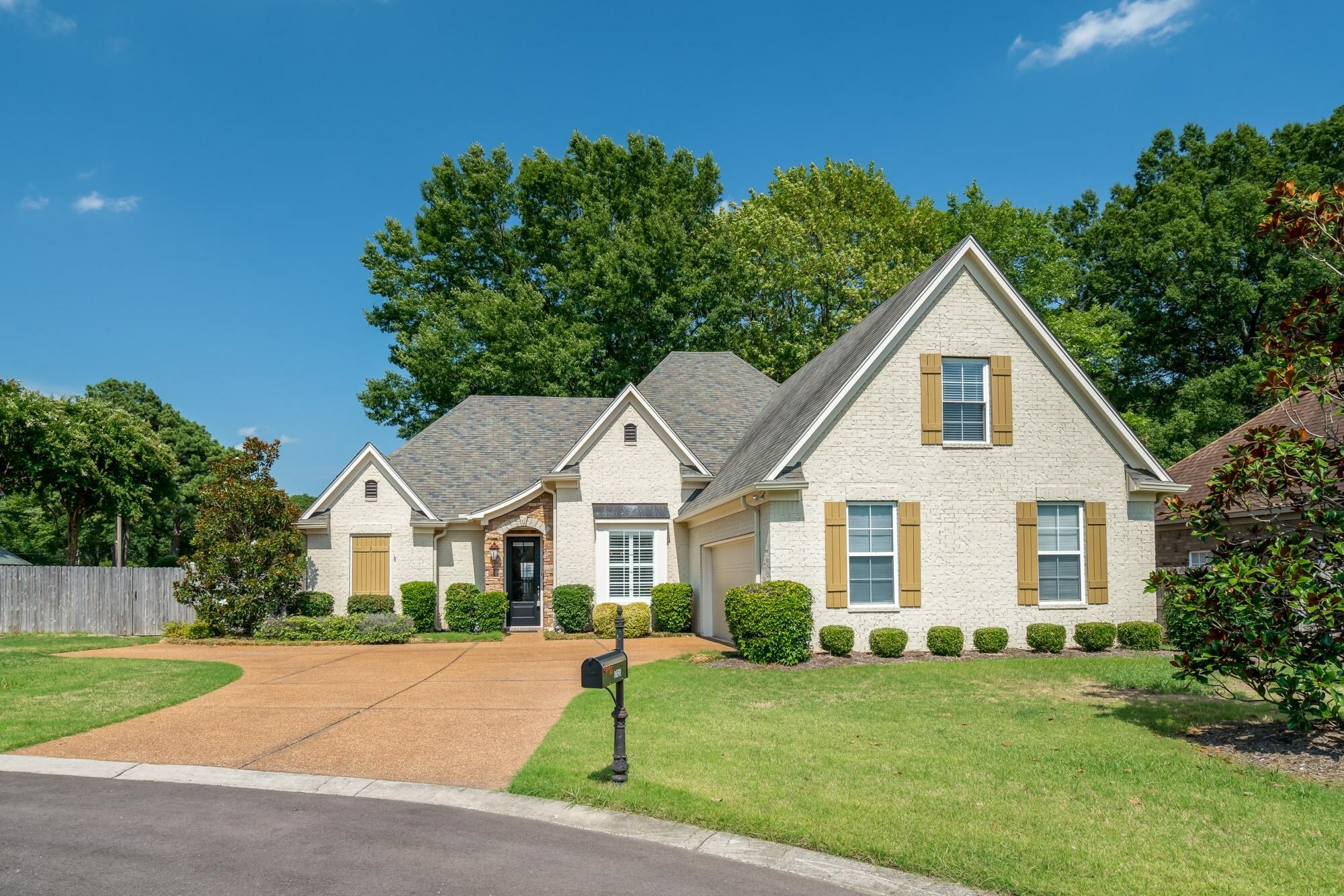 Property Photo:  1650 Newton Oak Cir E  TN 38117 