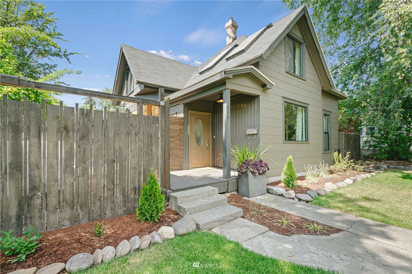 Property Photo:  605 N Sampson Street  WA 98926 