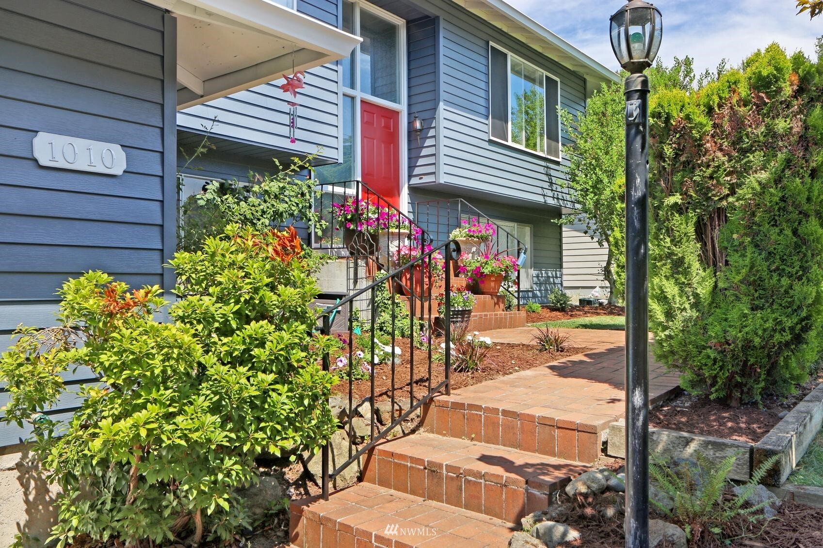 Property Photo: 1010 S 31st Court WA 98055