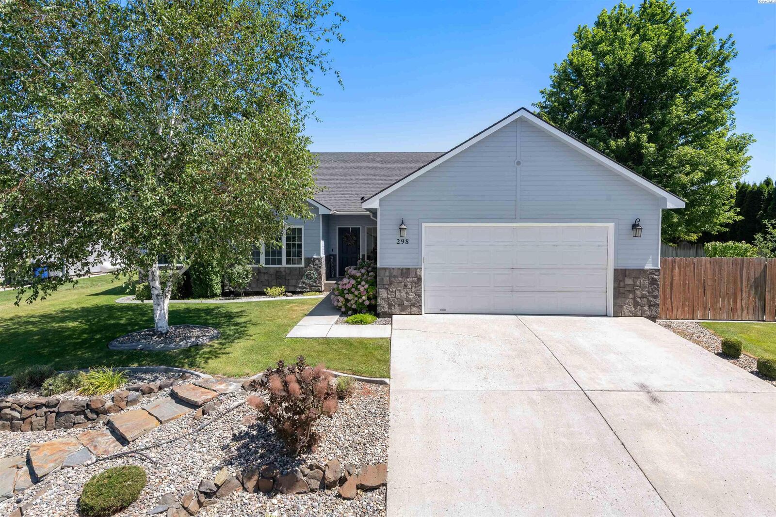 Property Photo: 298 Wenas Pl WA 99352