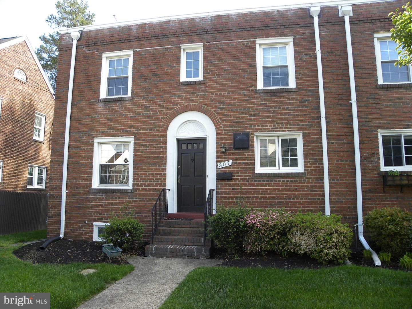 Property Photo: 307 E Braddock Road VA 22301