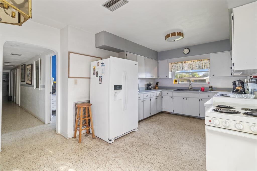 Property Photo: 5625 Dartmouth Avenue N FL 33710