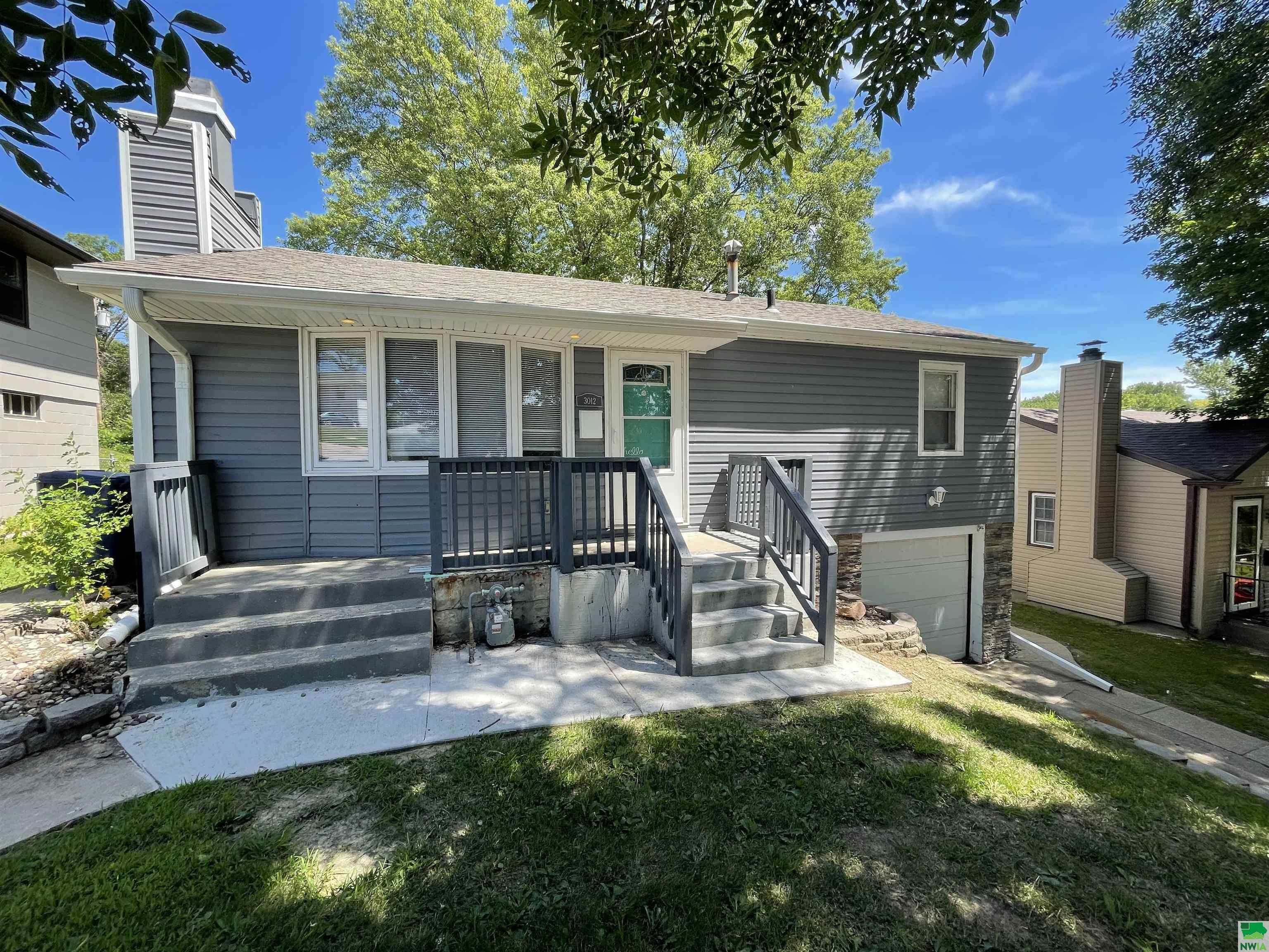 Property Photo:  3012 S Cornelia St  IA 51106 