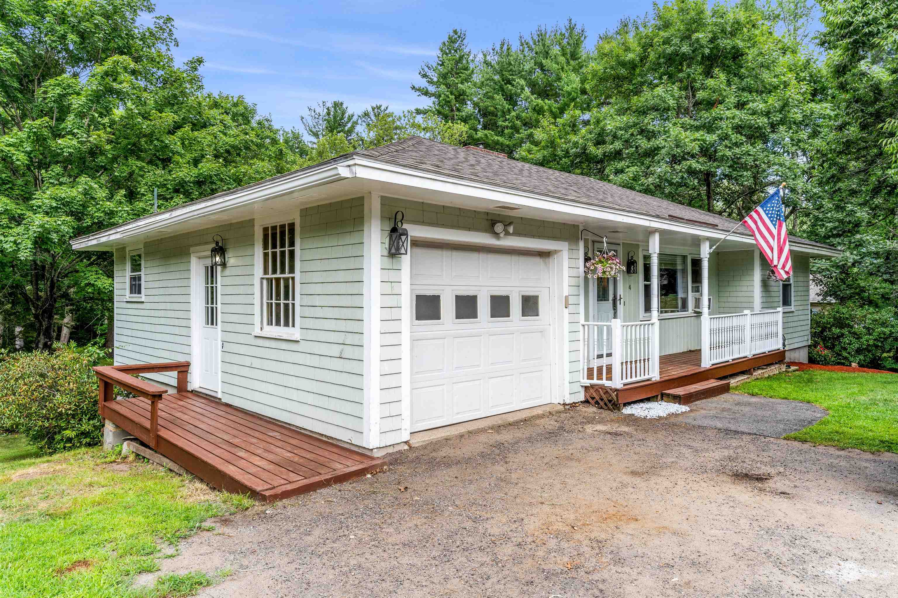 Property Photo:  4 Meadow Drive  NH 03053 