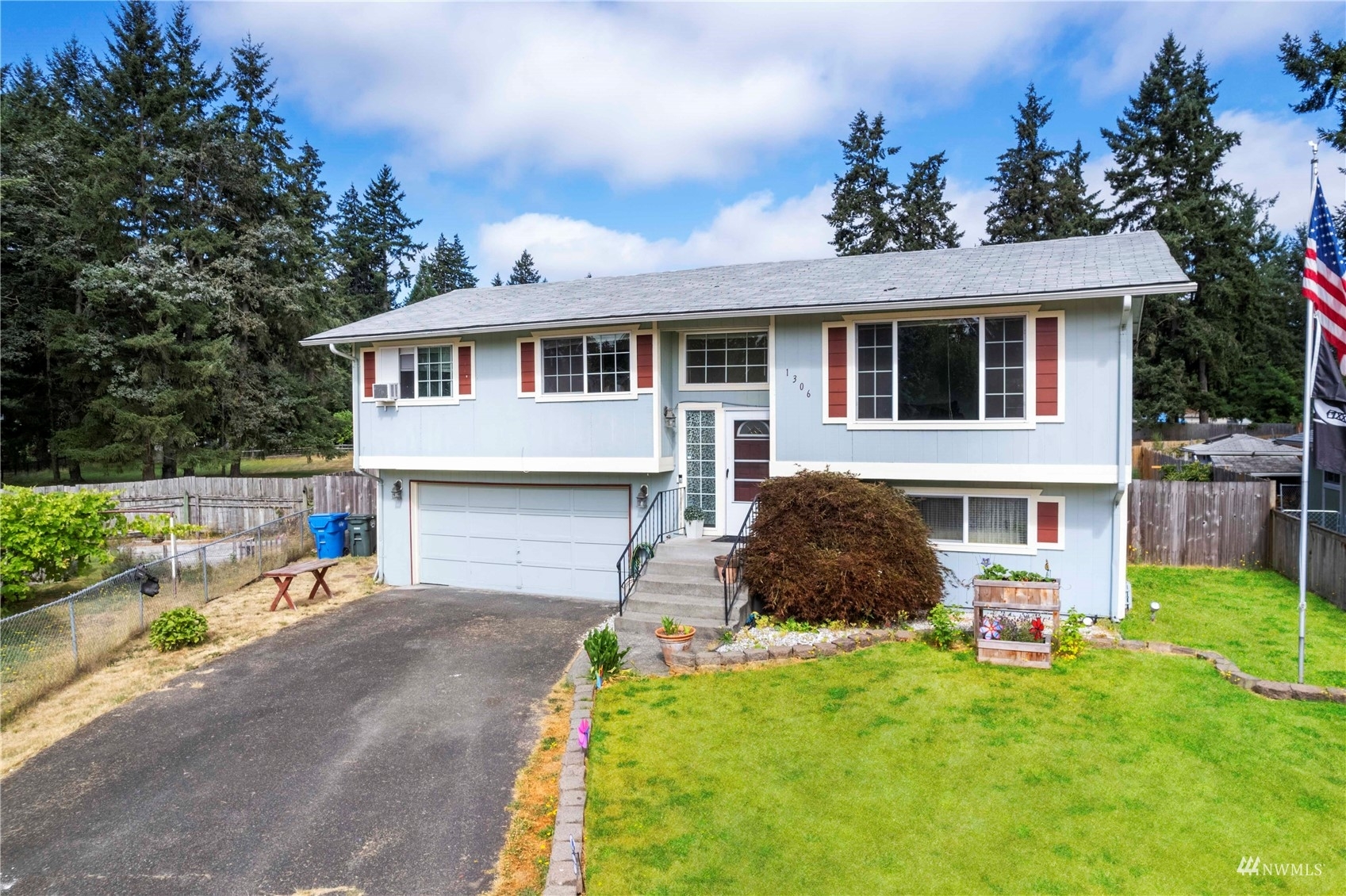 Property Photo:  1306 Sherwood Court E  WA 98445 