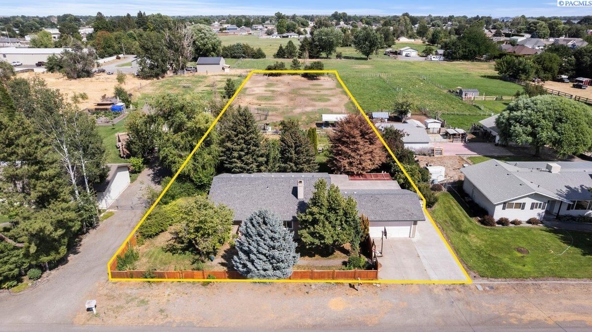 Property Photo:  1305 Road 68  WA 99301 