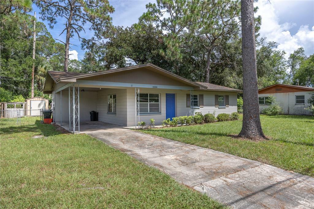 Property Photo:  2209 NE 15th Street  FL 32609 