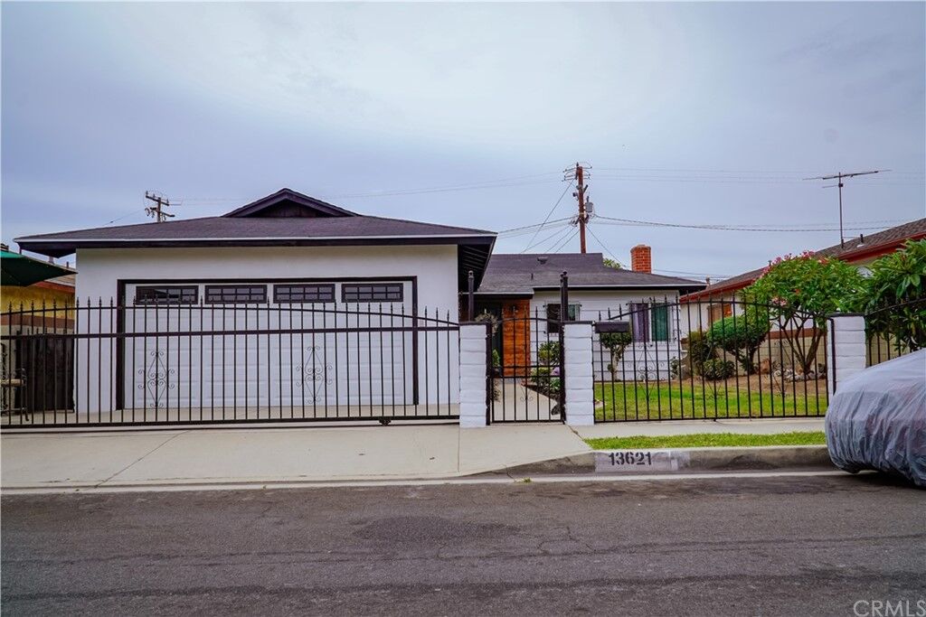 Property Photo: 13621 S Mariposa Avenue CA 90247