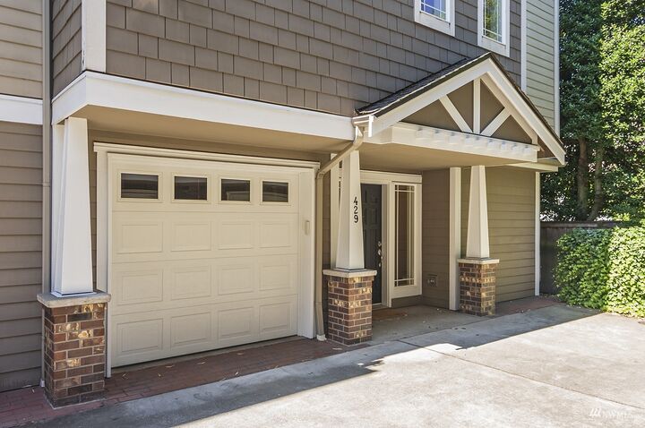 Property Photo:  429 Federal Avenue E  WA 98102 