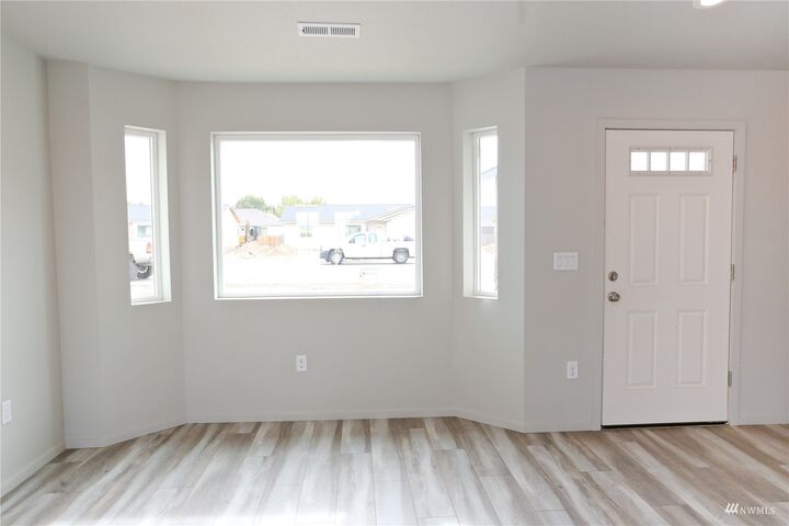 Property Photo: 827 E Cascade Street WA 99344