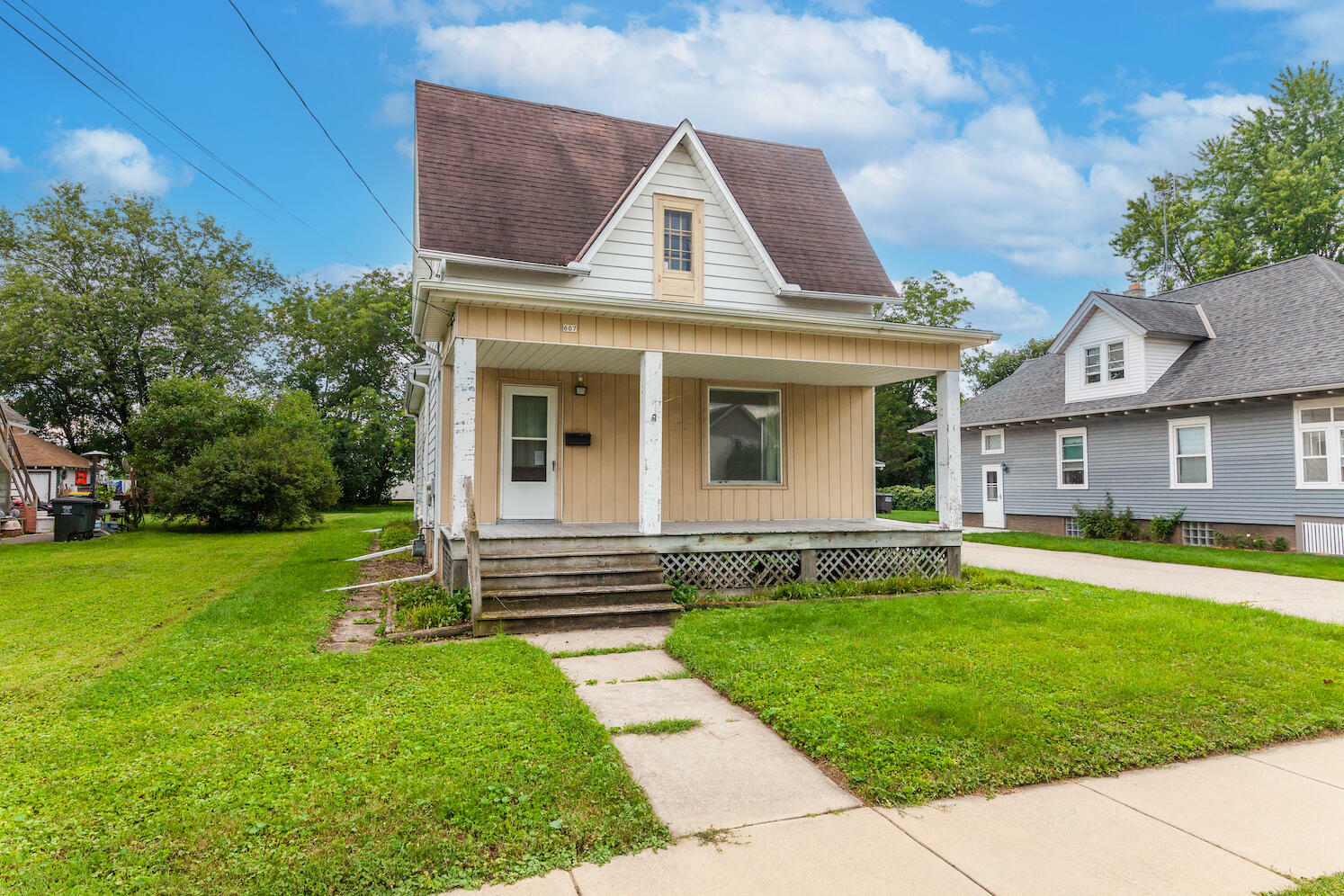 Property Photo:  607 W South St  WI 53066 