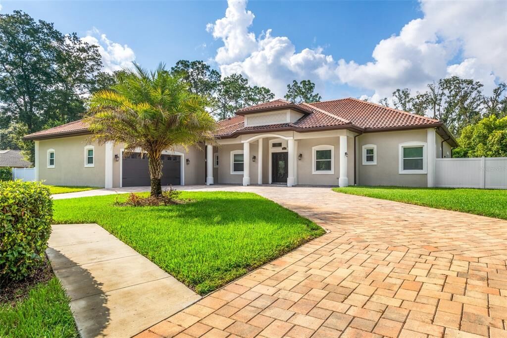 Property Photo:  2411 Tangerine Hill Court  FL 33549 