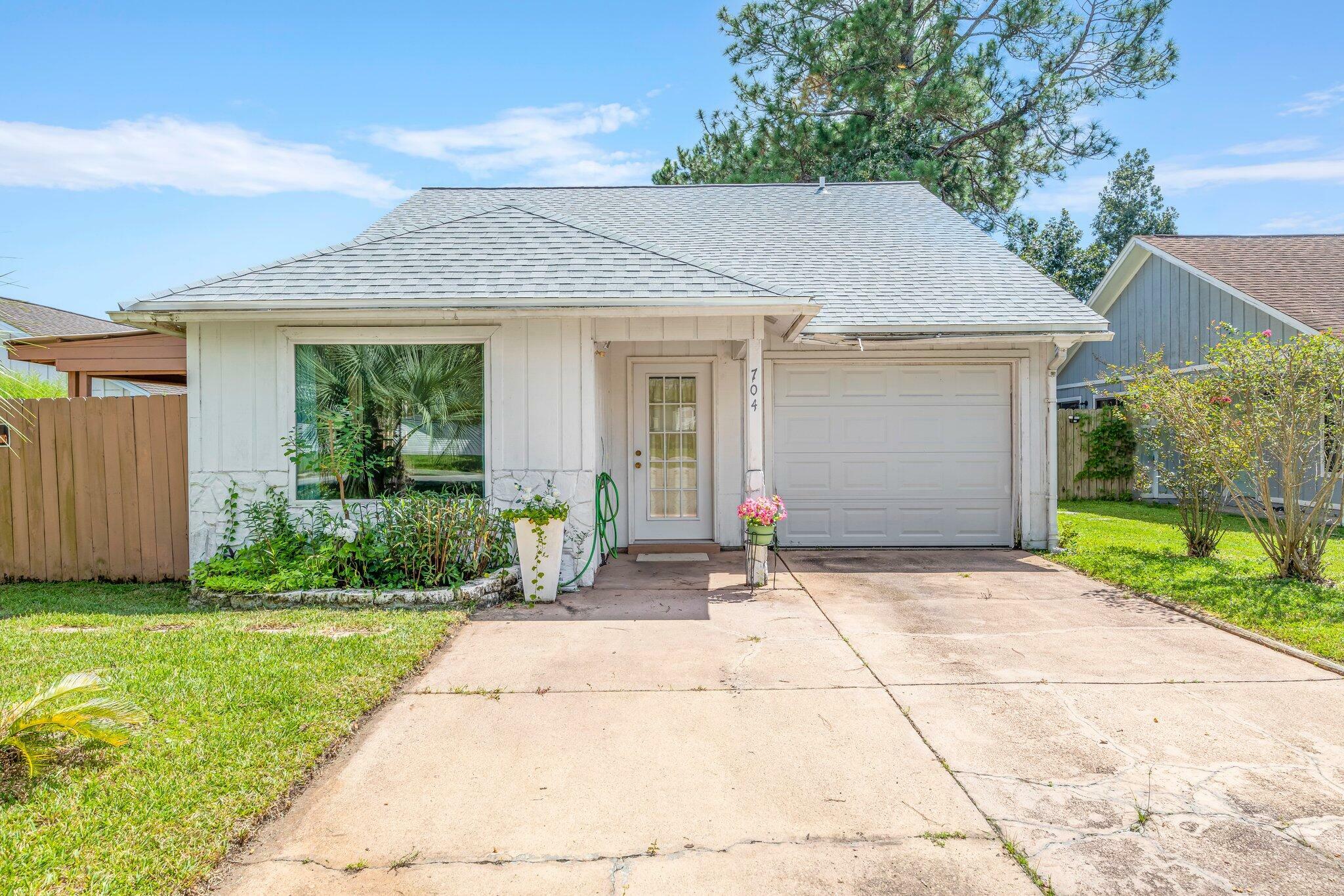 Property Photo:  704 Little Crescent Street Street  FL 32547 