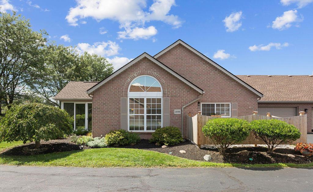 Property Photo: 1898 Farmbrook S Circle OH 43123