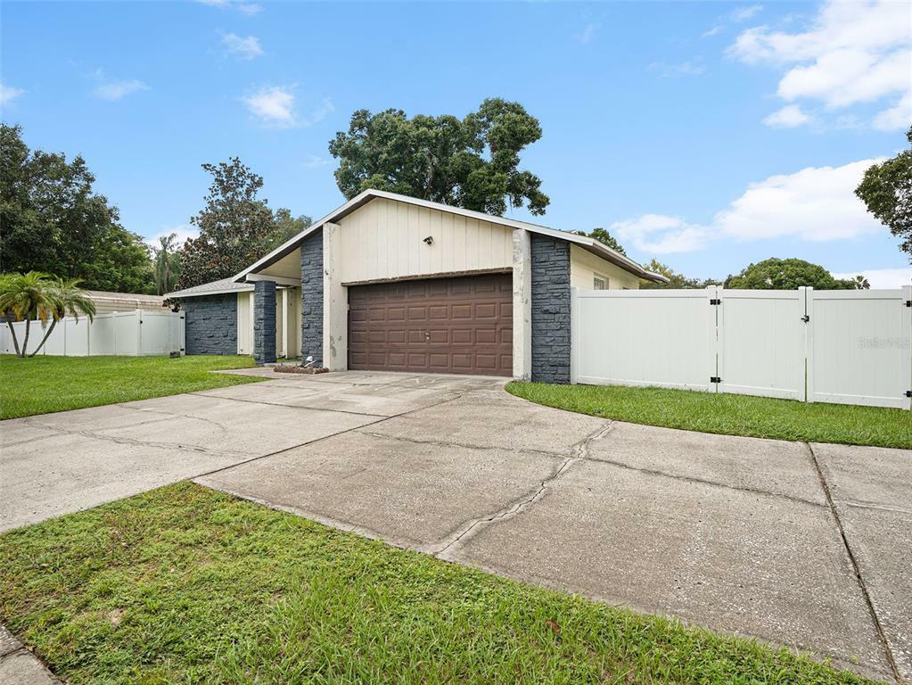 Property Photo: 3201 King Charles Circle FL 33584