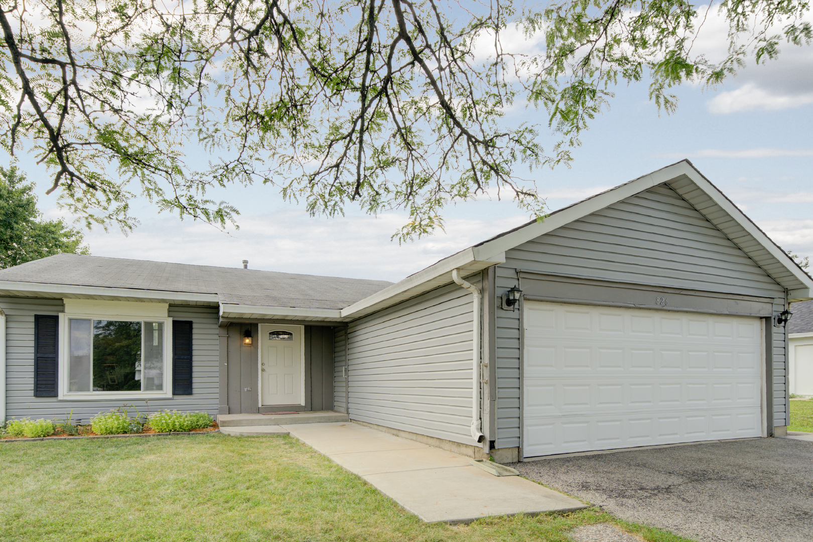 Property Photo:  826 Huron Court  IL 60188 