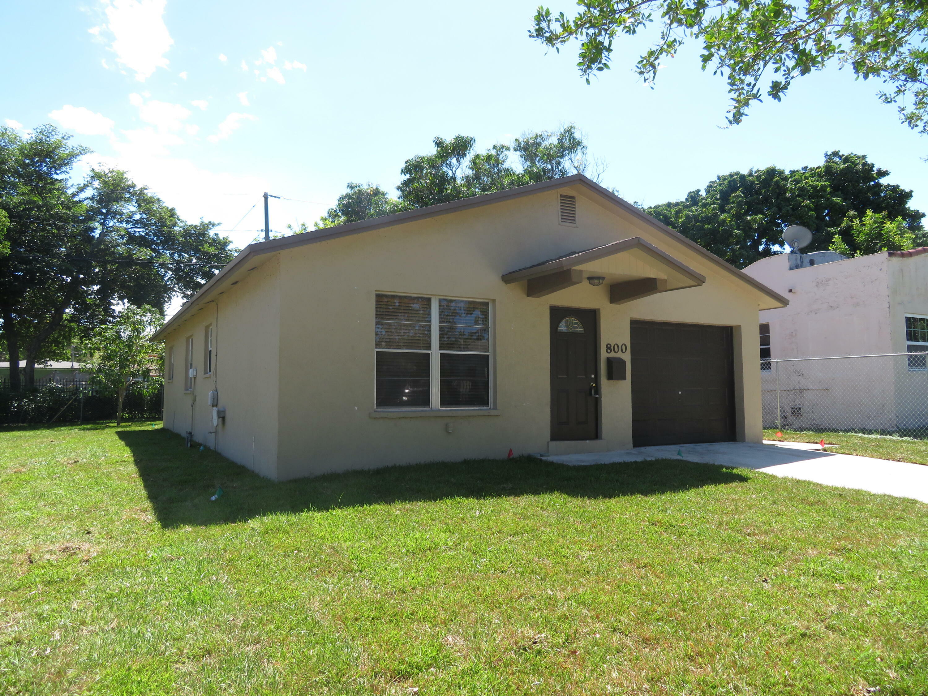 Property Photo: 800 30th Court FL 33407
