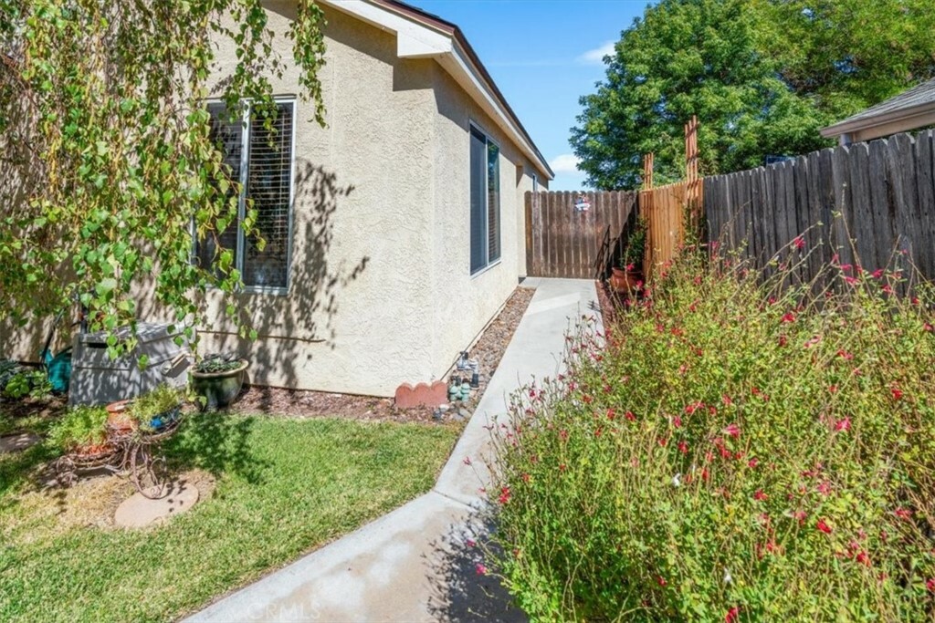 Property Photo:  35 Lone Oak Way  CA 93465 