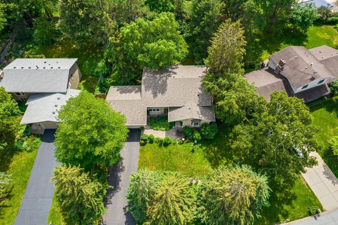 Property Photo:  1300 Nursery Hill Lane  MN 55112 