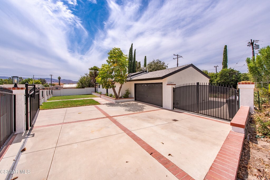 Property Photo:  2215 Caldwell Avenue  CA 93065 