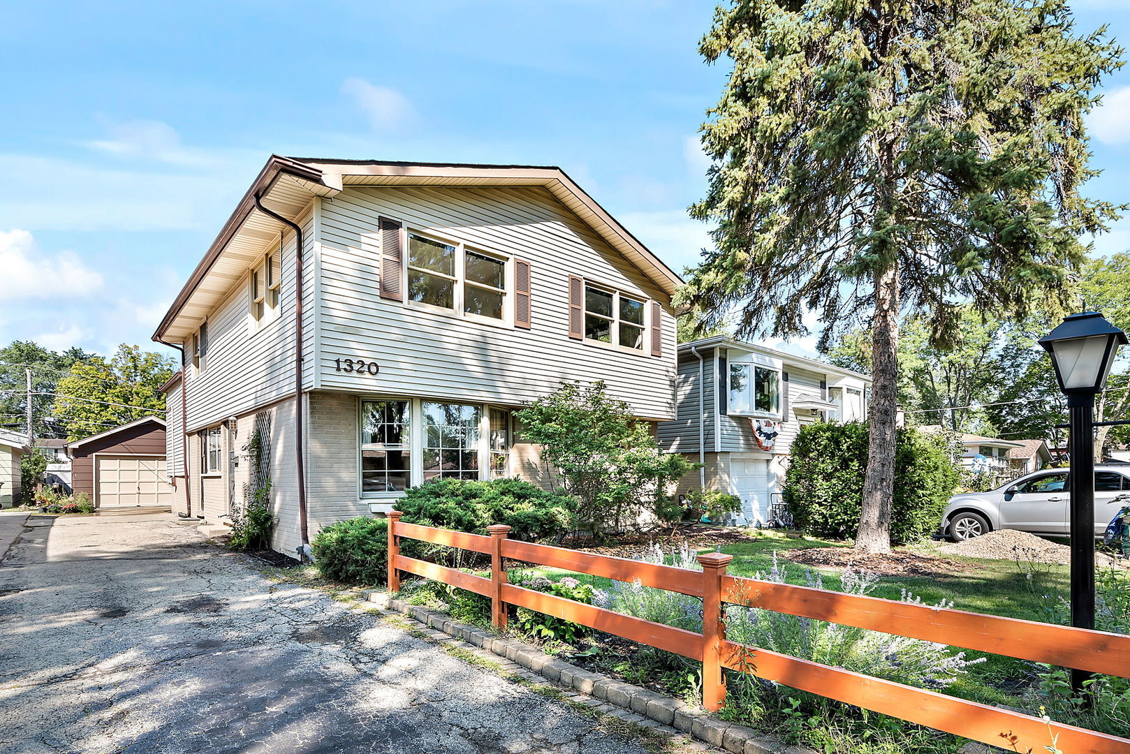 Property Photo: 1320 S Vail Avenue IL 60005